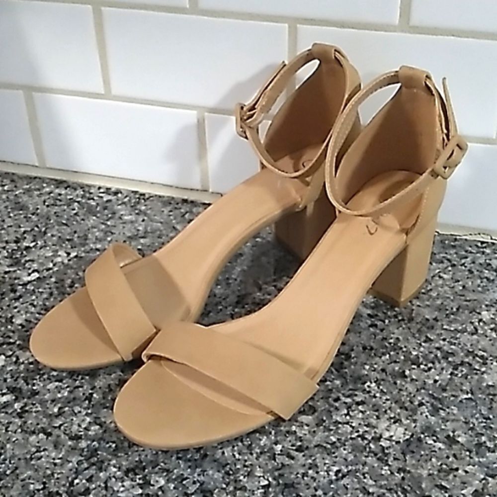 Y-Not Tan Heeled Dress Shoes. Size 12W NWOT